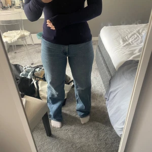 Blå raka jeans med normal passform - Säljer ett par klassiska blå jeans med rak passform och normal midja från ONLY. Jeansen har en enkel design utan synliga detaljer, med fyra fickor och dragkedjegylf. Storlek 29/32. Perfekta för dig som gillar en avslappnad och tidlös stil.