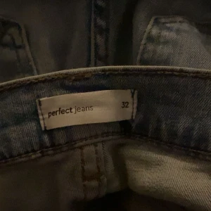  ljusblå jeans i bootcut - Säljer ett par ljusblå jeans från Gina tricot i storlek 32. Jeansen har klassisk femficksdesign, normal passform och bootcut-ben. Tillverkade i mjukt jeanstyg som sitter snyggt på kroppen och ger en fräsch look.
