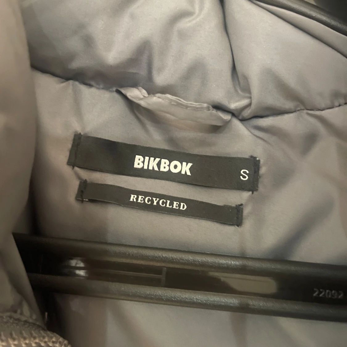 Grå dunväst från BikBok - 2