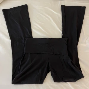 Yoga pants - Mörkgråa yoga pants från Gina Tricot i mjukt stretchigt material. Modellen har låg midja och bootcut-ben som ger en snygg siluett. Perfekta för dig som gillar en bekväm men trendig look. Passar till allt och är superenkla att styla.