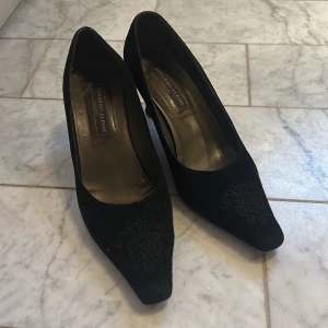 Klackskor svarta med märke - Klackskor köpta i Italien med märket Eduardo Alessi Firenze. Storlek 39 men skulle snarare säga 40. Höjden på klacken är 7 cm