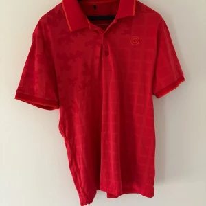 Röd Golf pike från Galvin Green  - Nypris: 999kr                                                                  
