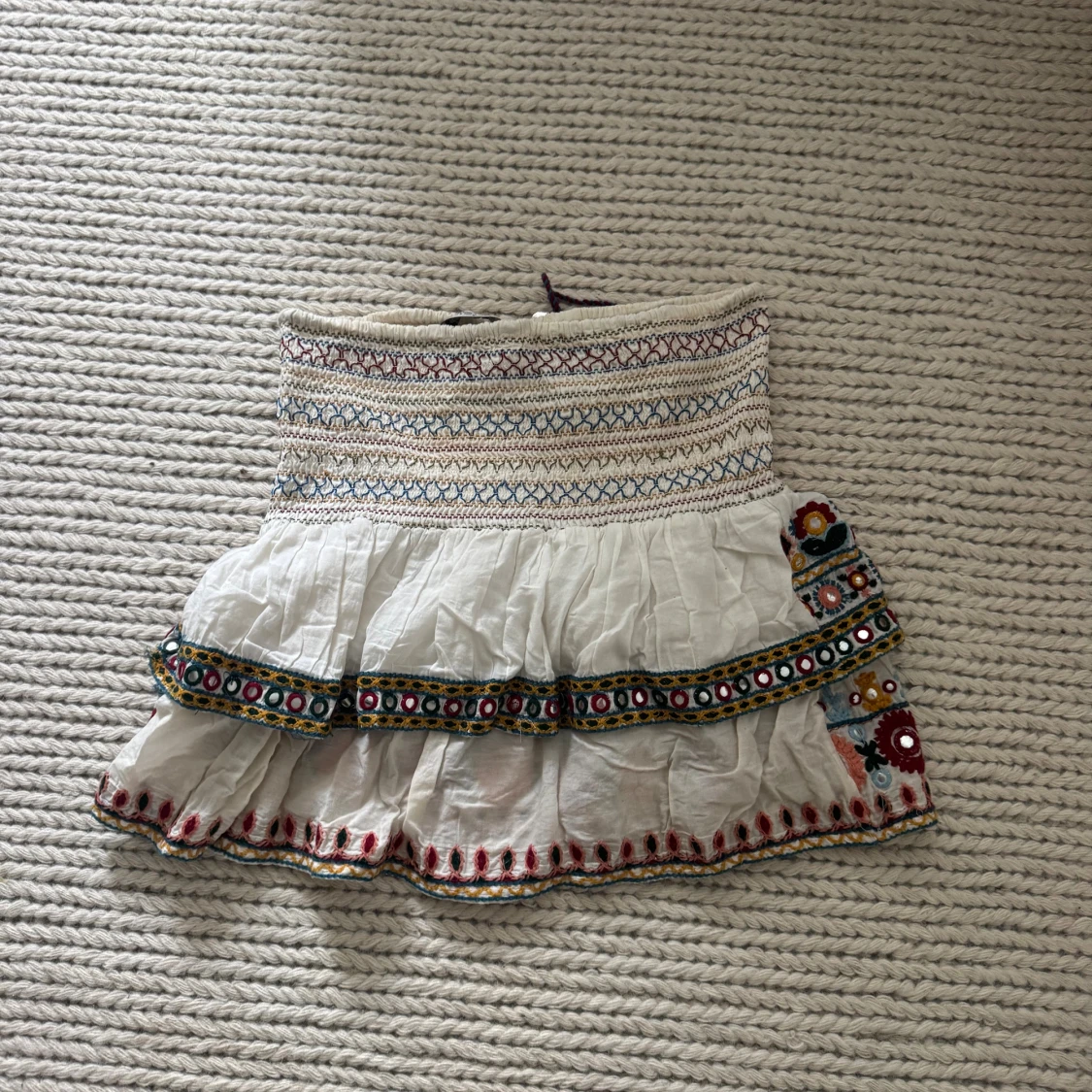 Broderad vit kortkjol med volang - 1