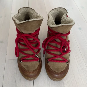 Isabel marant vinterskor  - Säljer dessa unika Isabel marant vinterskor. Skorna har inbyggd kilklack. De snyggaste skorna som går att bära med bootcut jeans på vintern! (Liten tråd som sticker ut på framsidan av ena skon, samt små repor på skinnet av skorna.)