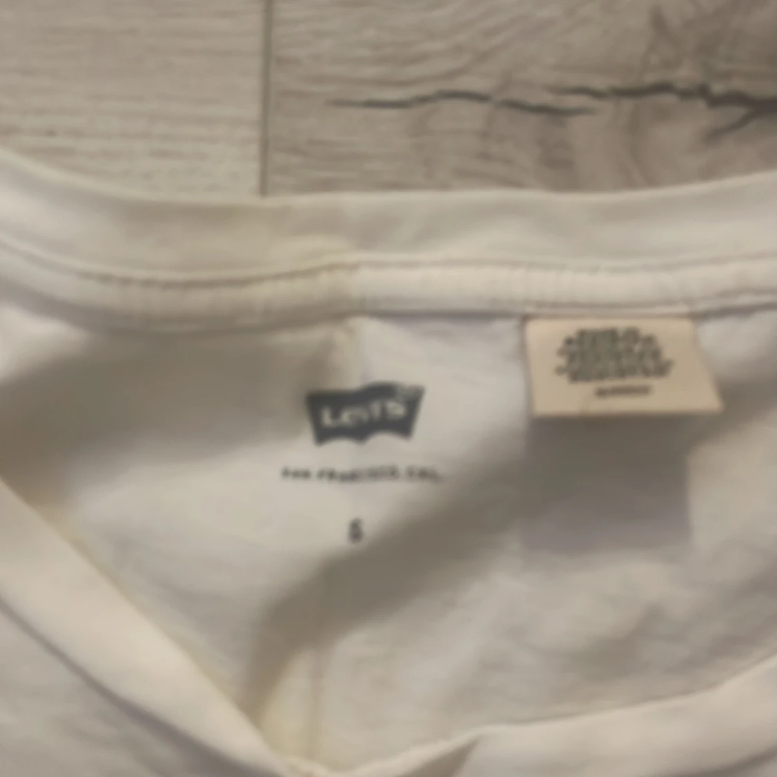 Vit Levi's t-shirt med röd logga - 2