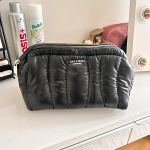 Större necessär - Säljer min lite större necessär som rymmer mycket🖤