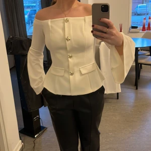 RiverIsland topp - Off shoulder topp från riverisland. Endast använd en gång så ser helt ny ut. Guldiga knappar (detaljer). Superfin men lite för liten för mig.