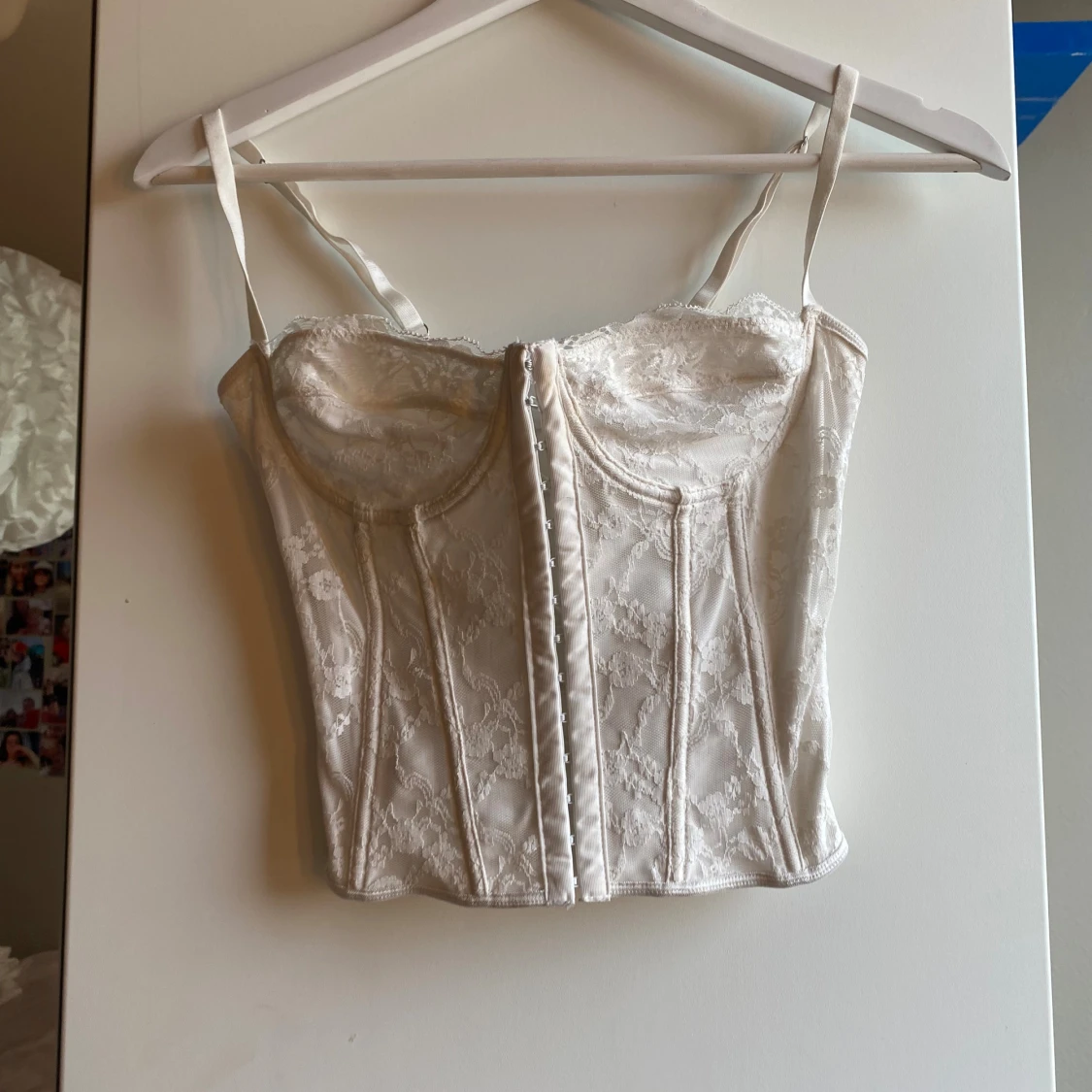 Vit spetskorsett med snörning