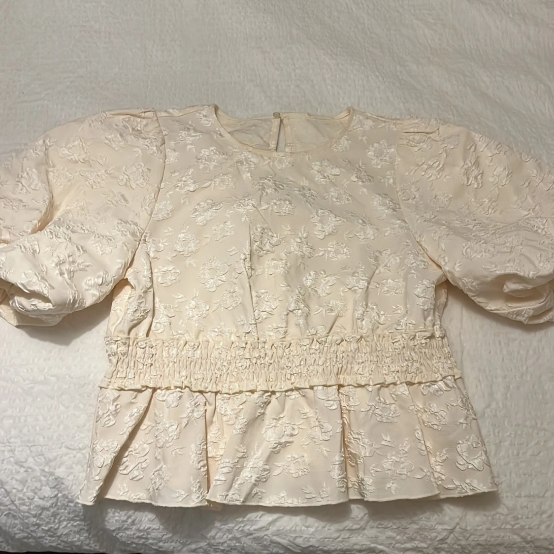 Blommig ljus blus från Dobber