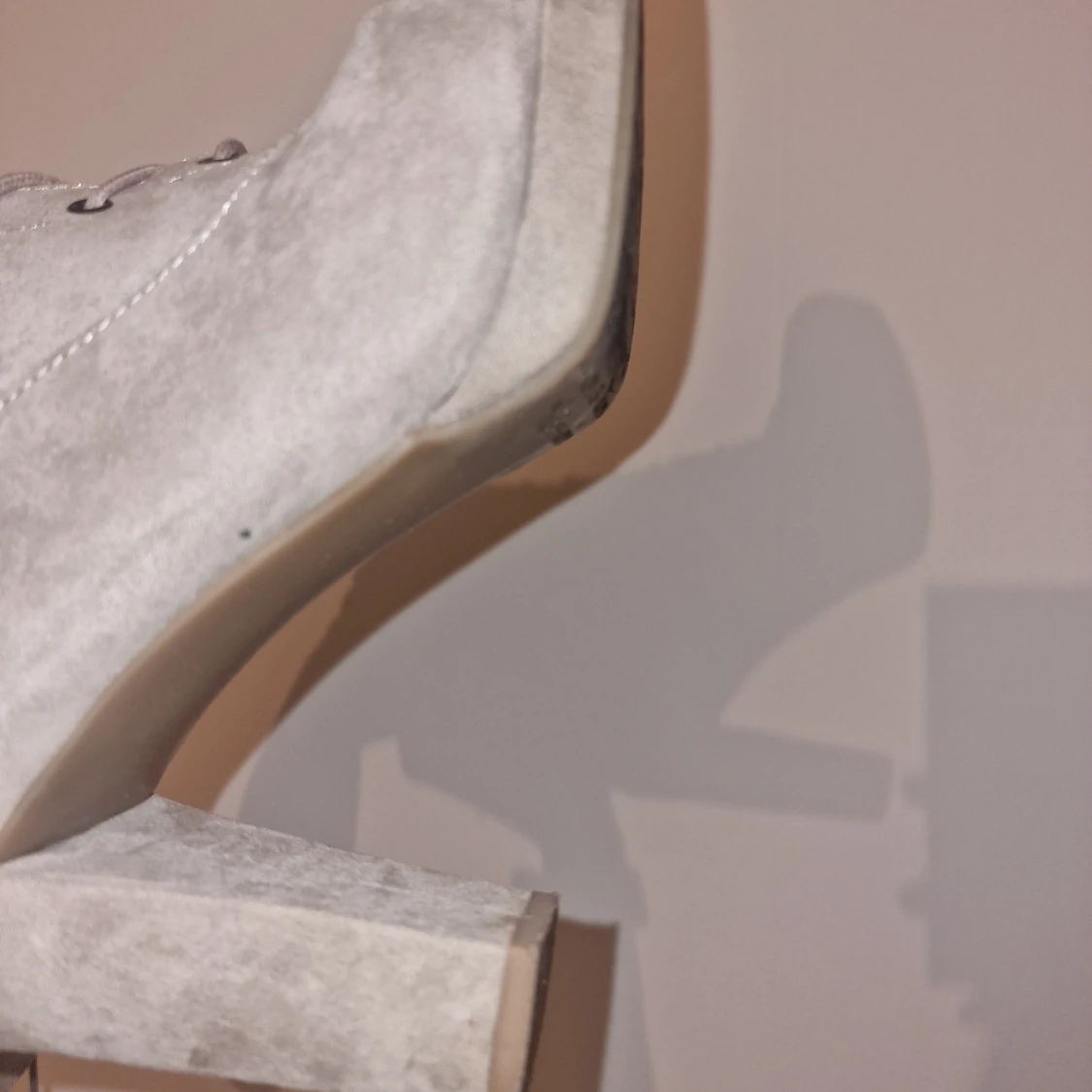 Grå höga mockastövlar med snörning - 3