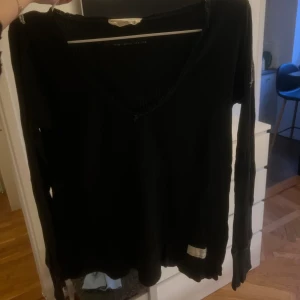 Svart långärmad tröja från odd Molly - Svart långärmad tröja från odd molly. Med liten rosett uppe, men som också är svart men svårt att få med på bild! Men kan såklart ta fler bilder om det önskas💕 storlek 2 i odd mollys storlekar, motsvarar M☺️