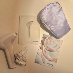 Philips Lumea SC2001 IPL - Philips Lumea SC2001 IPL hårborttagningssystem i fint skick. Komplett med originalväska, laddare, manual och instruktionsskiva. Perfekt för smidig och långvarig hårborttagning hemma. Inga synliga defekter eller större slitage.