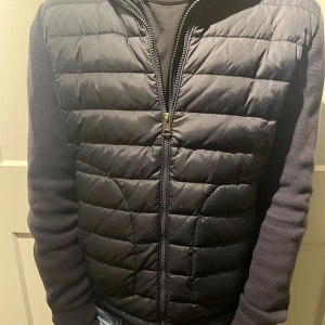 Moncler cardigan  - Säljer nu min ass feta moncler cardigan för endast 2999✅ perfekt nu på hösten och till vinter, skor vid intresse eller frågor!!