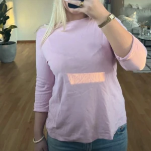 Ljusrosa trekvartsärmad tröja  - Ljusrosa trekvartsärmad tröja med guld detaljer från Hampton Republic i strl L (passar som M oxå). Mycket bra skick!