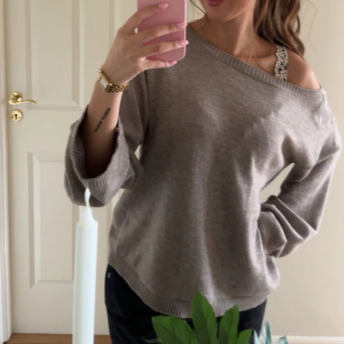 Beige stickad offshoulder-tröja - 1