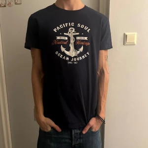 Marinblå T-shirt - Stilren Marinblå Tisha i Storlek M. Nytt skick bra pris. Skriv för frågor. Må bäst. 