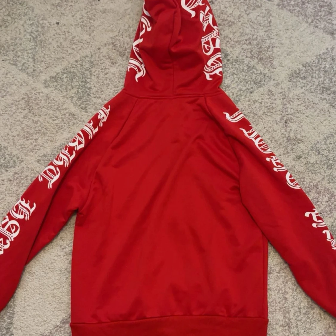 Röd hoodie med vita tryck och dragkedja - 1