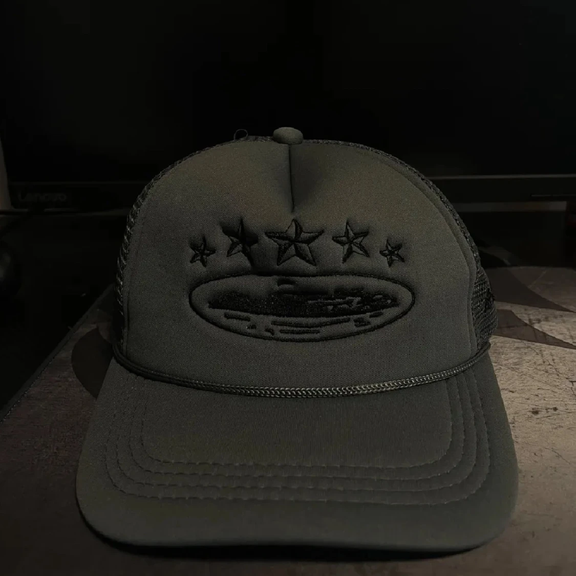Svart truckerkeps med stjärnor