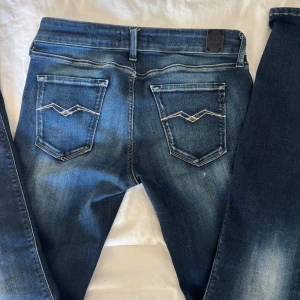 Replay skinny jeans i blå denim - Snygga blå jeans från Replay storlek 29/32..