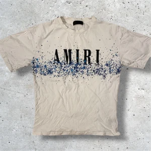 Amiri T-Shirt - Säljer denna vit/blå T-Shirten från Mike Amiri. Tröjan kommer i stl M och är i mycket fint skick utan några defekter. Hör av er vid intresse!