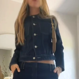 Zara jeansjacka  - Såå fin jeansjacka från zara som aldrig använts. Den har prislappen kvar! Liten i storleken. Säljs inte längre i den modellen på zara. Säljer de matchande shortsen i en annan annons💐💘
