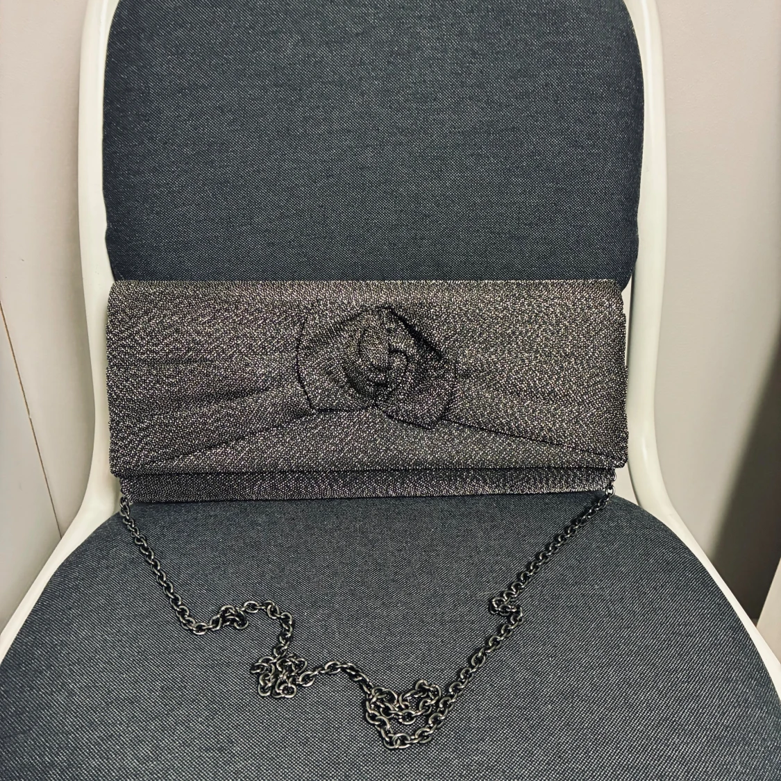 Glittrig silver kuvertväska från Menbur