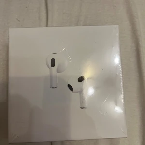 AirPods (3rd generation)  - Helt nya Apple AirPods (3rd generation) säljer de på grund av att de kom inte till användning.                   Pris: 1000kr