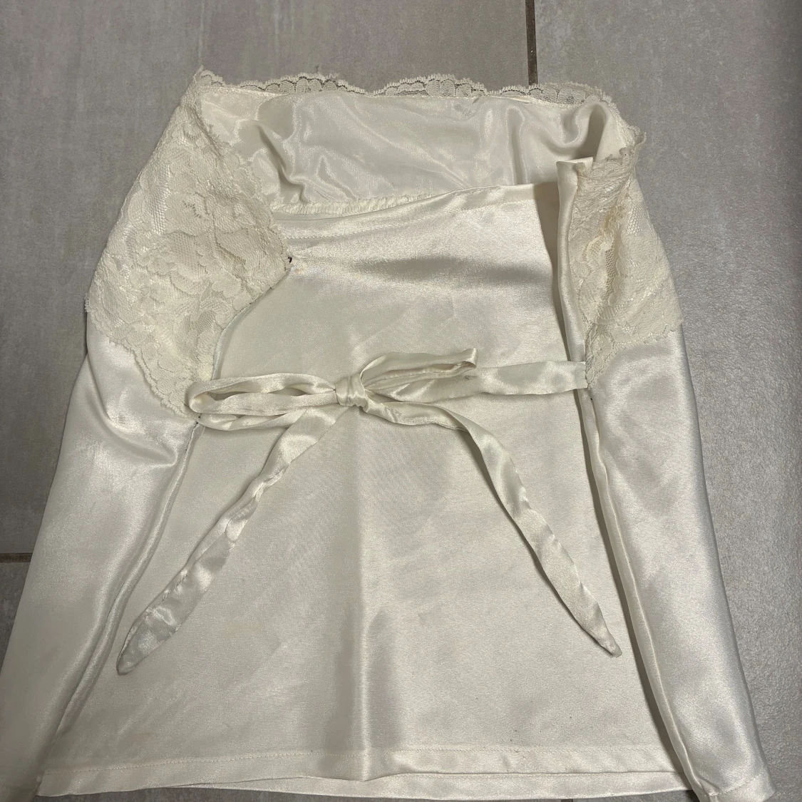 Vit satin tubtopp med spets och knyt - 1
