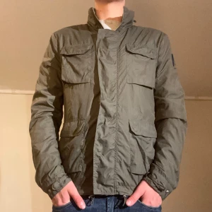 Fieldjacka  - Hej! Säljer nu min jacka, från märket Gaudí storlek M, Bra skick, modellen är 184cm och väger 74kg. Tveka inte på att höra av dig om du har frågor eller funderingar kring jackan!