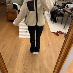 Teddyjacka vit - Säljer en super snygg vit teddyjacka från Divided i storlek XS. Jackan har svart dragkedja och en svart bröstficka med zip. Jackan är inte super varm då den inte är tjockt fodrad, utan mer av en fleece varm, men jag har använt året om med en stickad tröja under. Så cool att ha nu på hösten. 