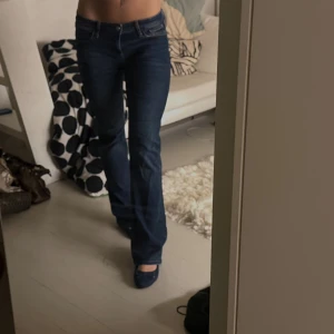 Mörkblå bootcut jeans från Esprit - Säljer ett par mörkblå jeans från Esprit med klassisk femficksmodell och snygg bootcut. Jeansen har låg midja och är tillverkade i stretchig denim för en bekväm passform. Perfekta för dig som gillar en tidlös och clean look.