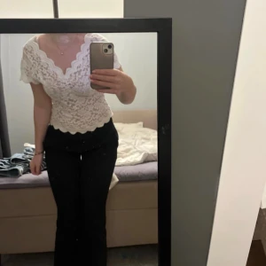 Spetstopp - Säljer denna jättefina spetstoppen från Chelsea. Den är i jättefint skick och använd fåtal gånger. Säljs då den tyvärr inte kommer till användning.❤️skriv till mig om ni vill köpa.