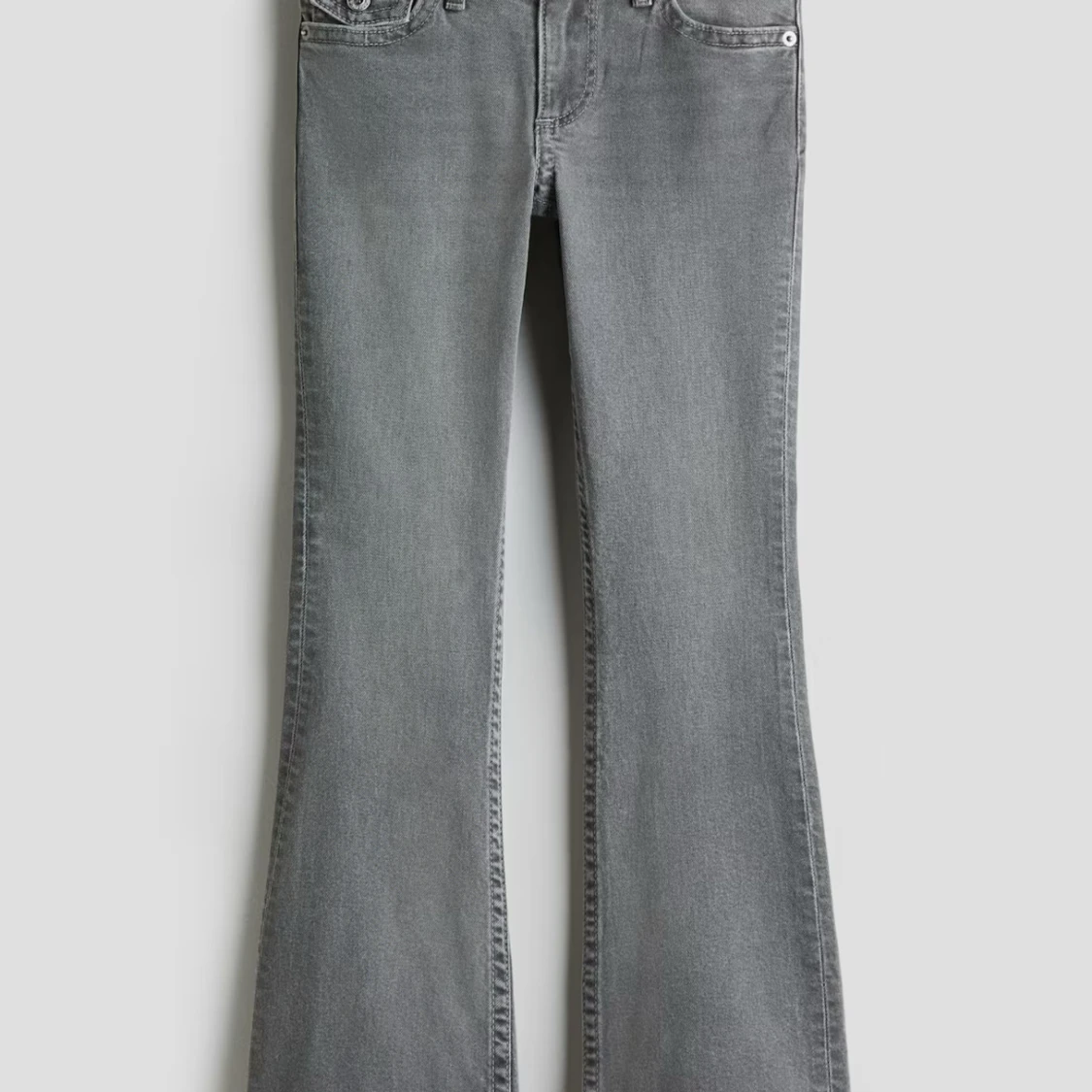 Grå bootcut jeans med broderad ficka