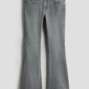 Grå bootcut jeans med broderad ficka - Snygga grå jeans från hm med bootcut passform och broderad bakficka. Aldrig använda 