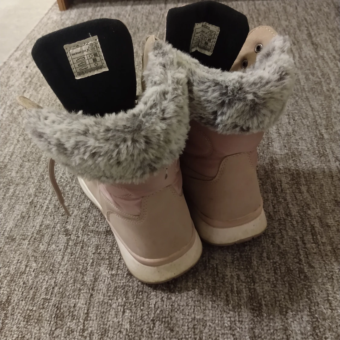 Beige vinterstövlar med fuskpäls - 1