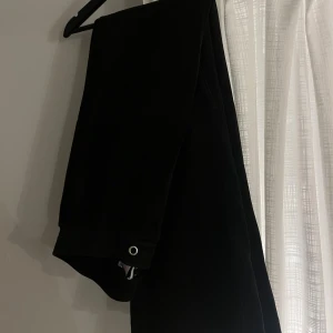 Svarta mjukisbyxor i samet - Säljer ett par svarta sametmjukisbyxor. Byxorna har en klassisk rak passform.