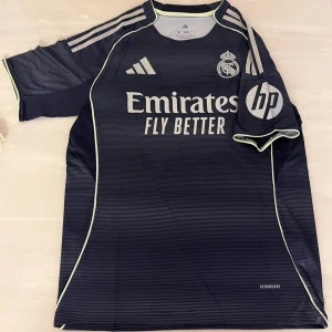 Bellingham tröja - Säljer en mycket fin bellingham tröja med nummer 5. Den är helt ny med tags på i storlek M 