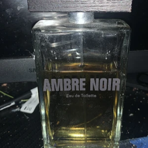 Ambre Noir Eau de Toilette - Ambre Noir Eau de Toilette från Yves Rocher. En stilren parfymflaska med modern känsla, perfekt för dig som vill ha något unikt i din samling. Volym och ingredienser syns ej på bilderna.