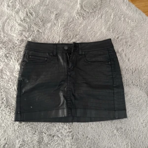 Läder kjol - Svart läder kjol i storlek 26/ s. Bra skick, från drykorn