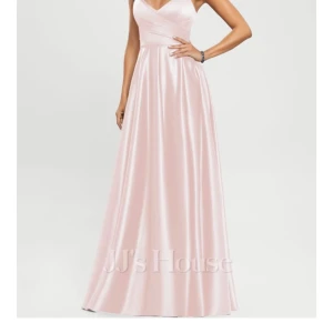 Ljusrosa långklänning JJ's House - En balkänning i  Storlek: S Färgen: Rosa  Tyg: Satäng Klänningen har inga fläckar eller någon defekt över huvud taget. Den är bara använd 1 gång och är så gott som ny. Jag lämna in klänningen på kemtvätt direkt efter första och ända användningen för att sälja den efter. Klänningen passar någon som är 161-164cm skulle jag säga💕 Nypriset är 1511kr och jag säljer den för 611kr billigare, vilket är väldigt bra.