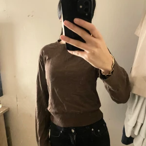 Brun basic tröja  - En brun långärmad tröja, jättefin och passar med allt, använde ba en gång✨