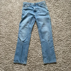 Curtis Mondo Blue jeans 28/30 - Snygga ljusblå jeans från Curtis Mondo Blue i klassisk rak modell. Tillverkade i 100% bomull med fem fickor och knappgylf. 
