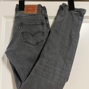Levi's 511 grå jeans W28 L32 - Sjukt snygga grå Levi's 511 jeans med klassisk femficksdesign och raka ben. Med dessa jeansen kommer det att  krylla av komplimanger, tyvärr var jag lite för lång när jag köpte de så det blev bara användning 5-10 gånger. Jeansen har en slim passform och är tillverkade i mjukt denimtyg. Perfekt för dig som gillar en stilren look med lite edge. 