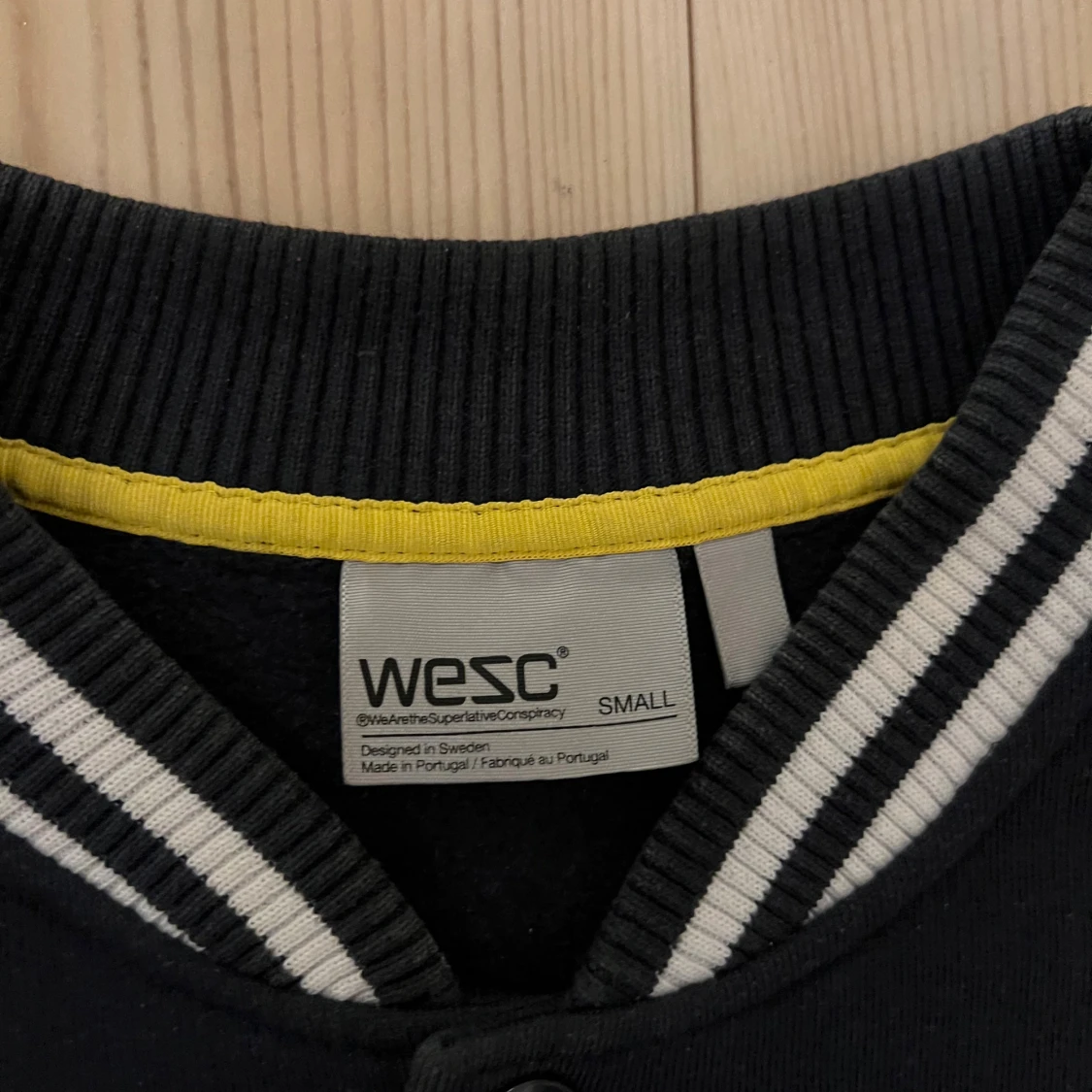 Svart Collegejacka från WESC, strl.S - 2