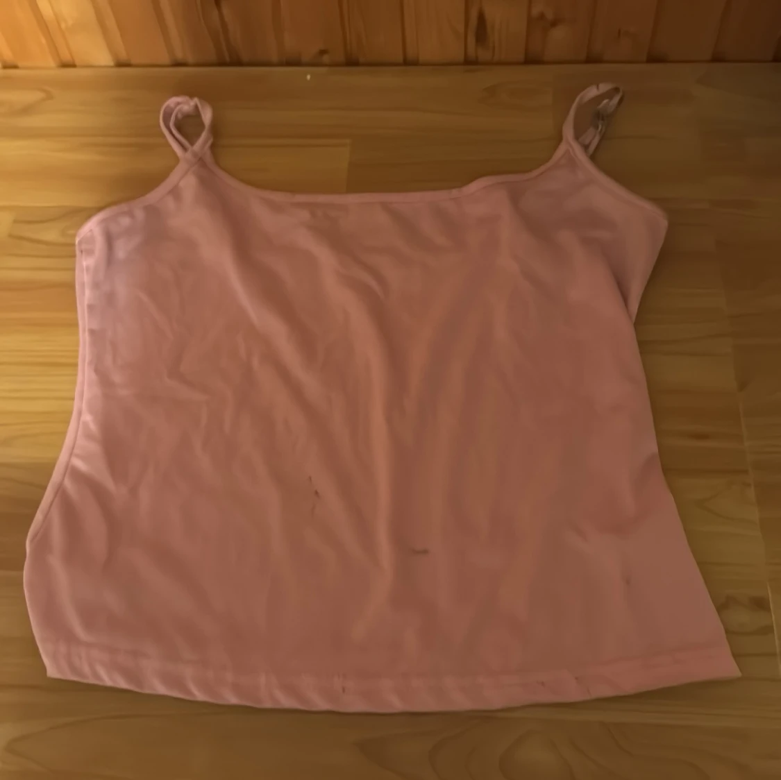 Ljusrosa linnetopp med smala axelband