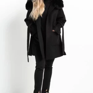 Svart kappa med pälsdetalj och bälte - Snygg svart ull kappa med stor huva kantad av äkta päls. Använd MAX 4 gånger. Storlek xs-s. (Over sized) pälsen är helt ny och hela skicket ser nytt ut. (Rökfri och djur fri)  köpte för 3300kr i november förra året 