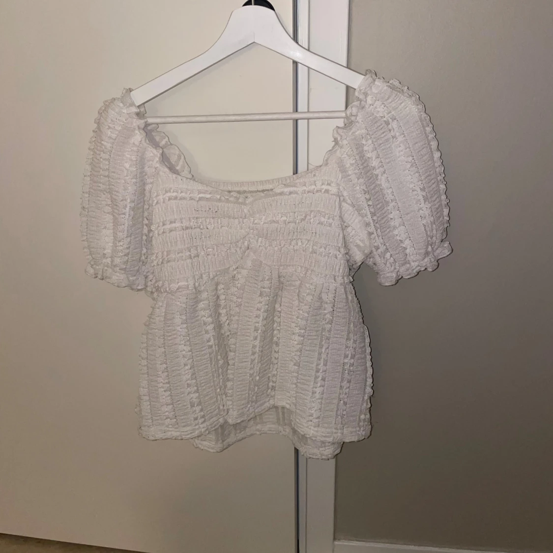 Vit blus med puffärmar