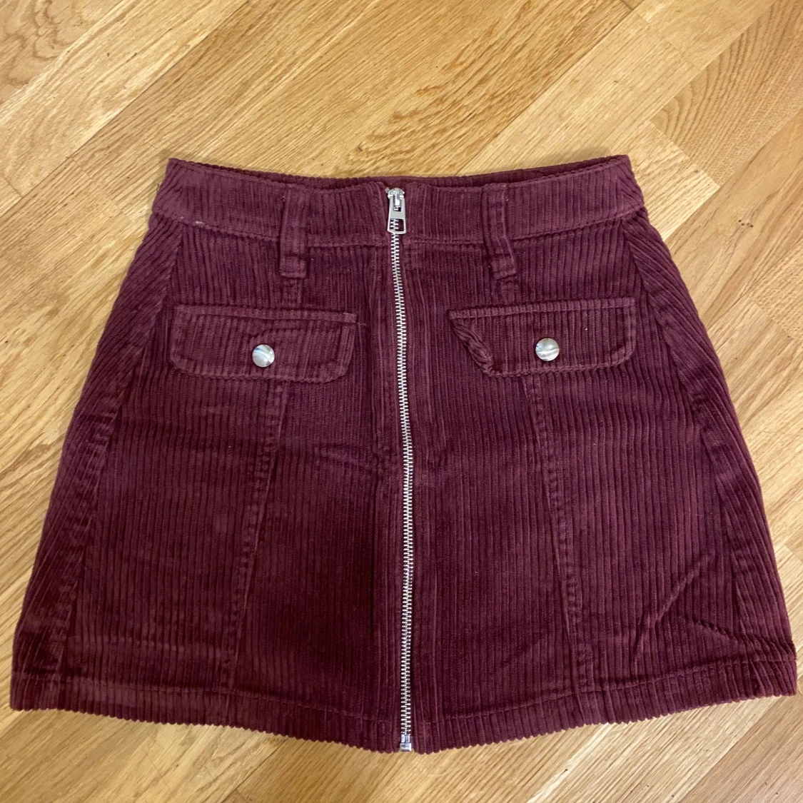 Vinröd manchesterkjol från Bershka