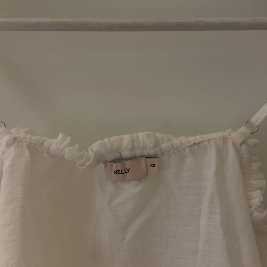 Vit linnetopp med knyt från Nelly - 1