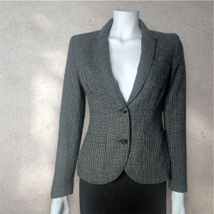  Klassisk Kavaj grå - Klassisk kavaj i pied-de-poule-mönster, grå färg och figurnära passform med snyggt fall. Perfekt för jobb, möten eller en mer sofistikerad vardagslook. #kavaj 